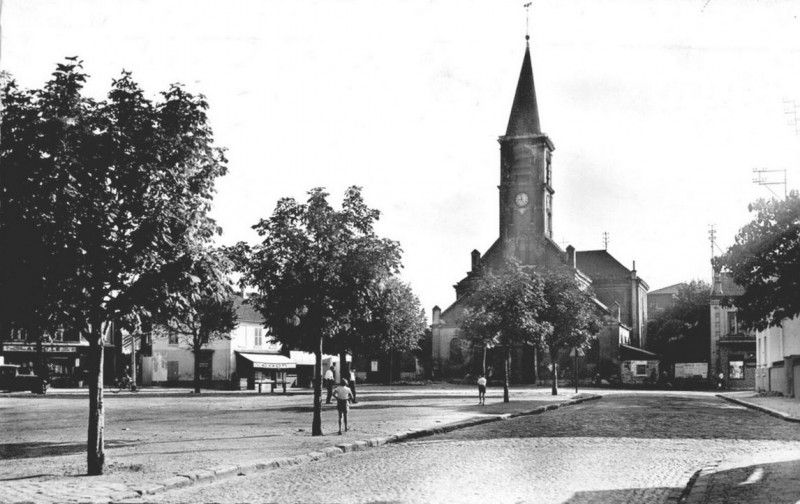 Carte postale ancienne Bobigny.Place Gabriel-Péri.Eglise