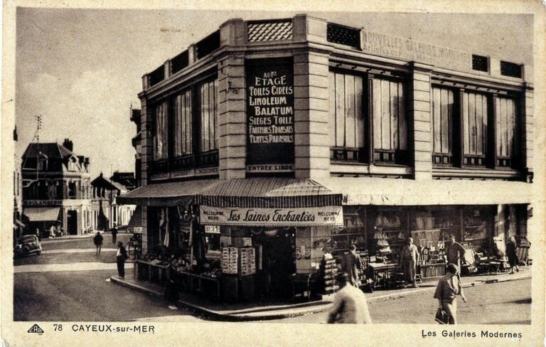 Carte postale ancienne Cayeux-sur-Mer, les Nouvelles Galeries modernes, rue du maréchal Foch (avant le 5 janvier 1944) 01