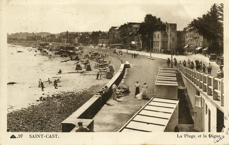 Carte postale ancienne Saint-Cast - Plage et digue à Saint-Cast-le-Guildo