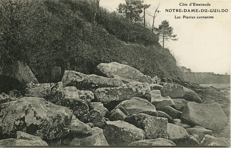 Carte postale ancienne Le Guildo - Pierres sonnantes à Saint-Cast-le-Guildo