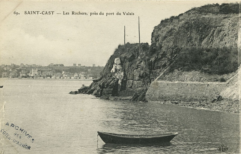 Carte postale ancienne Saint-Cast - Rochers près du port du Valais à Saint-Cast-le-Guildo