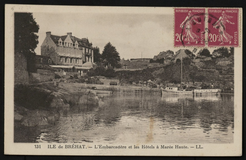 Carte postale ancienne Ile-de-Bréhat - Embarcadère et hôtels à marée haute à Île-de-Bréhat