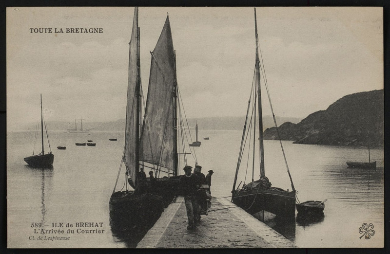 Carte postale ancienne Ile-de-Bréhat - L'arrivée du courrier à Île-de-Bréhat