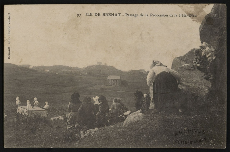 Carte postale ancienne Ile-de-Bréhat - Passage de la procession de la Fête-Dieu à Île-de-Bréhat