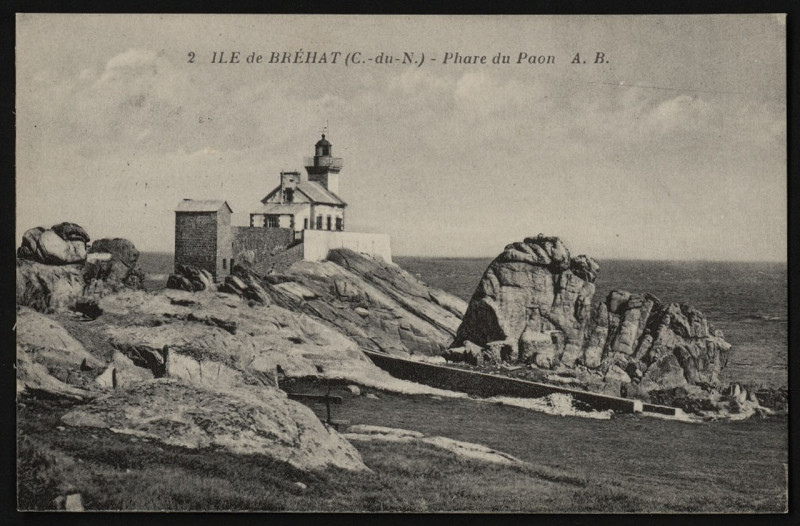Carte postale ancienne Ile-de-Bréhat - Phare du Paon à Île-de-Bréhat