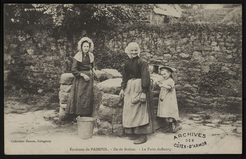 Carte postale ancienne Ile-de-Bréhat - Puits du bourg à Île-de-Bréhat