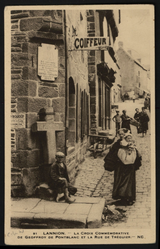 Carte postale ancienne Lannion - Croix Commémorative de Geoffroy de Pontblanc et la Rue de Tréguier à Lannion
