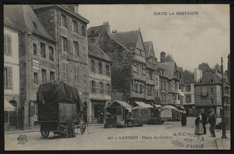 Carte postale ancienne Lannion - Place du Centre à Lannion