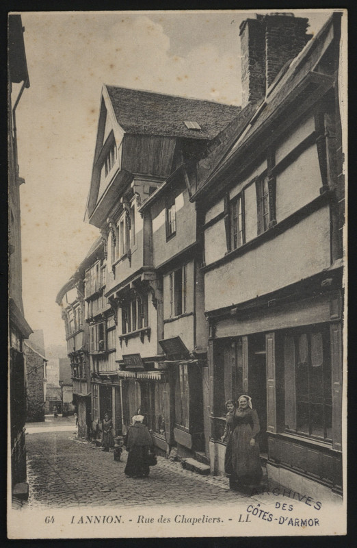 Carte postale ancienne Lannion - Rue des Chapeliers à Lannion