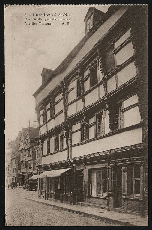 Carte postale ancienne Lannion - Rue Geoffroy-de-Pontblanc vieilles maisons à Lannion