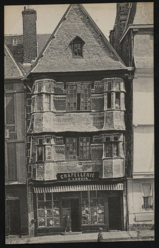 Carte postale ancienne Lannion - Vieille maison du XVIe siècle place du Centre à Lannion