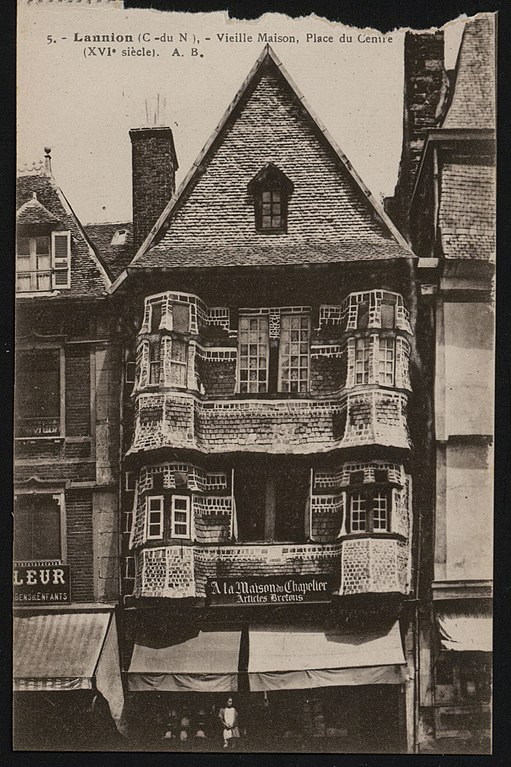 Carte postale ancienne Lannion - Vieille maison du XVIe siècle place du Centre à Lannion