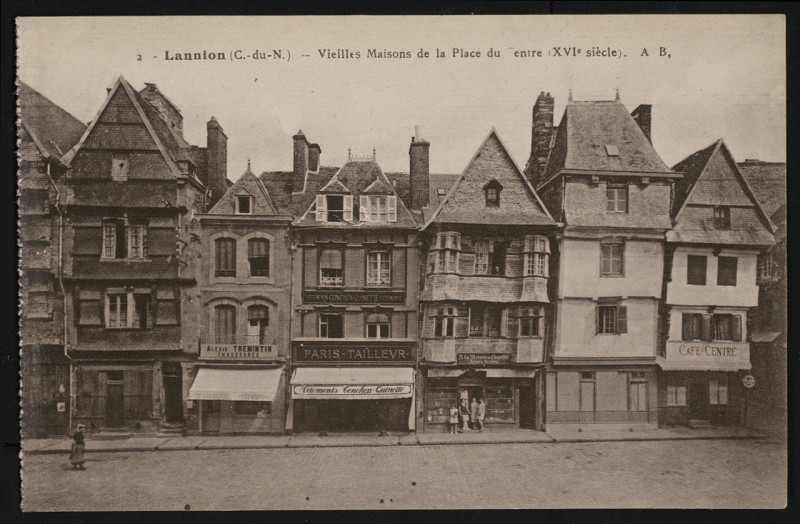 Carte postale ancienne Lannion - Vieilles maisons de la Place du Centre XVIe siècle à Lannion