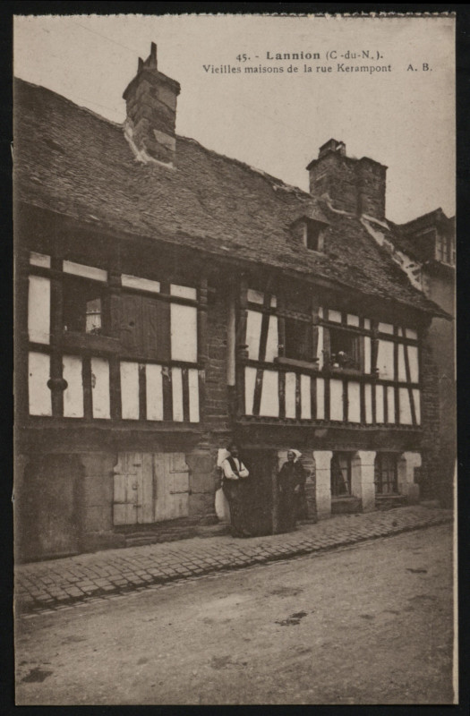 Carte postale ancienne Lannion - Vieilles maisons de la rue Kerampont à Lannion