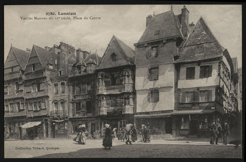 Carte postale ancienne Lannion - Vieilles Maisons du XVe siécle-Place du Centre à Lannion