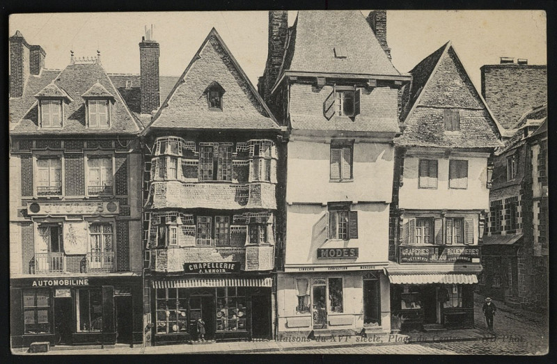 Carte postale ancienne Lannion - Vieilles maisons du XVIe siècle place du Centre à Lannion