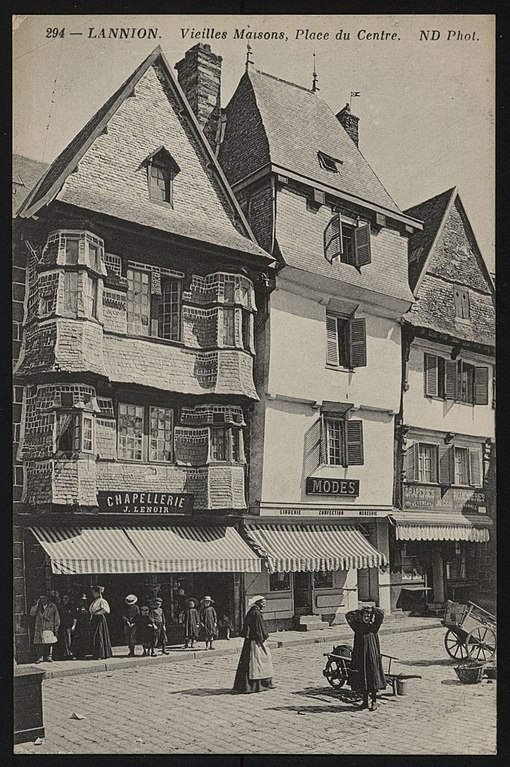 Carte postale ancienne Lannion - Vieilles maisons place du Centre à Lannion