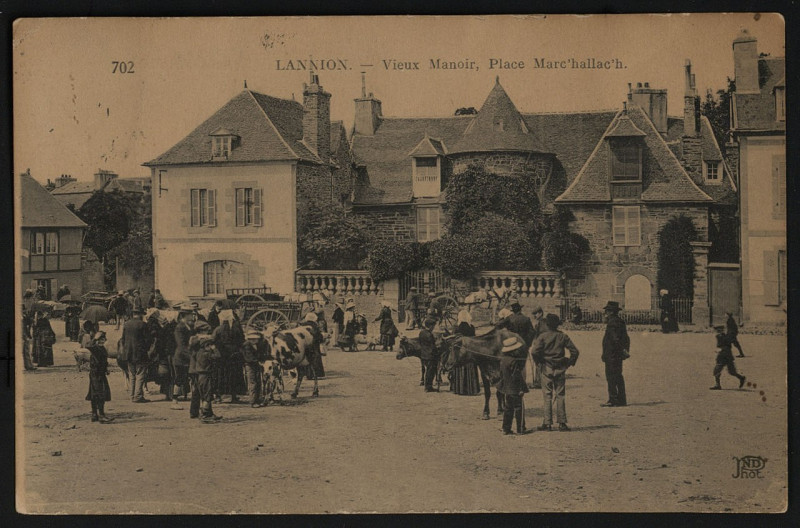 Carte postale ancienne Lannion - Vieux manoir place Marc'hallac'h à Lannion