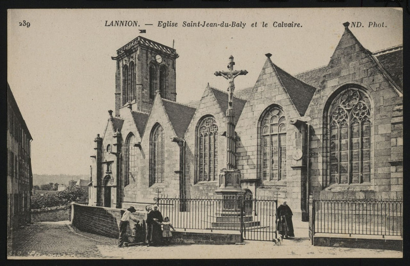 Carte postale ancienne Lannion - Eglise Saint-Jean-du-Baly et le calvaire à Lannion