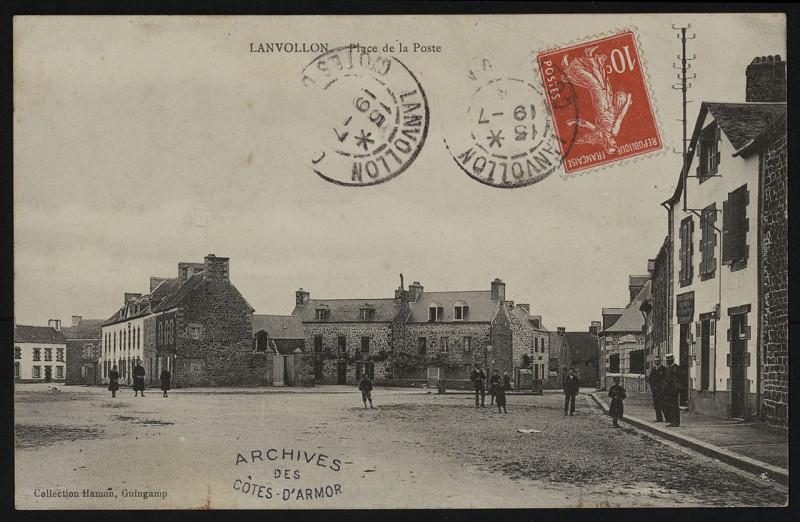 Carte postale ancienne Lanvollon - Place de la Poste à Lanvollon