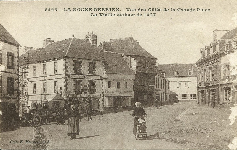 Carte postale ancienne La Roche-Derrien - Vue des côtés de la Grande-Place et vieille maison de 1647 à La Roche-Jaudy