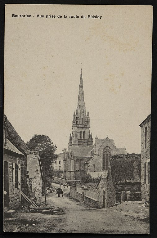 Carte postale ancienne Bourbriac - Vue prise de la route de Plésidy à Bourbriac