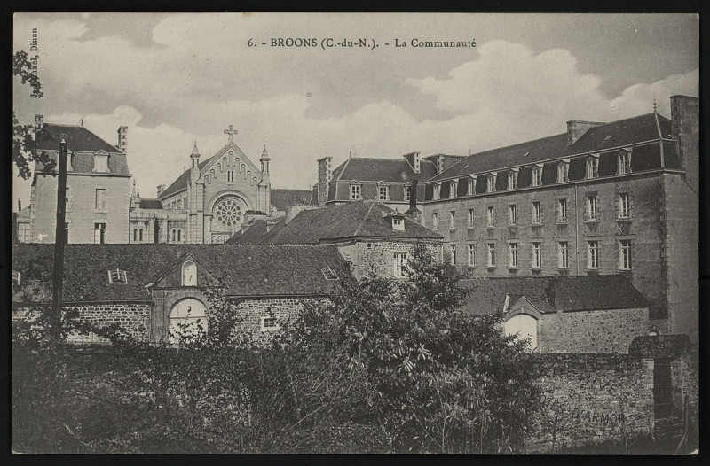 Carte postale ancienne Broons - Place et communauté à Broons