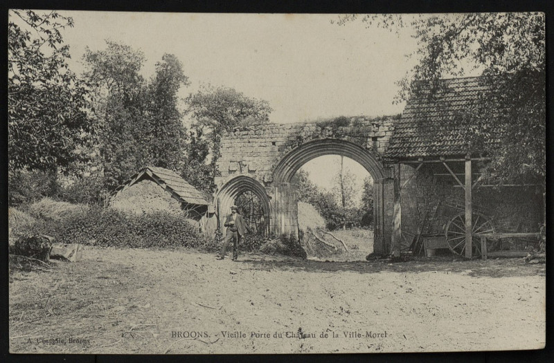 Carte postale ancienne Broons - Vieille porte du château de la Ville-Morel à Broons