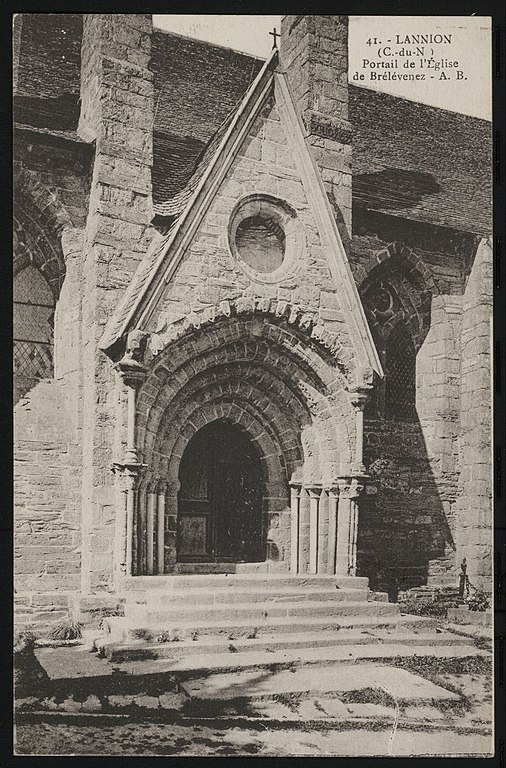 Carte postale ancienne Brélévenez - Portail de l'église à Lannion