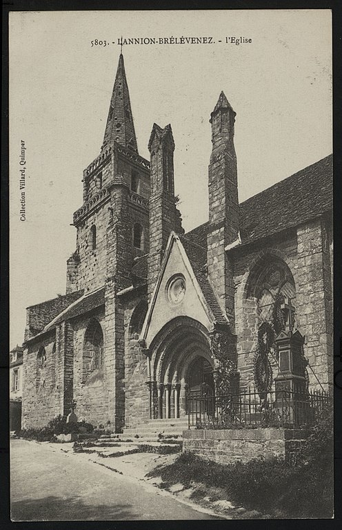 Carte postale ancienne Brélévenez - Eglise à Lannion