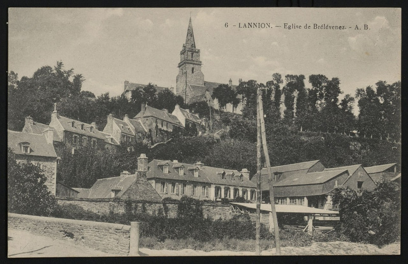 Carte postale ancienne Brélévenez - Eglise de Brélévénez à Lannion