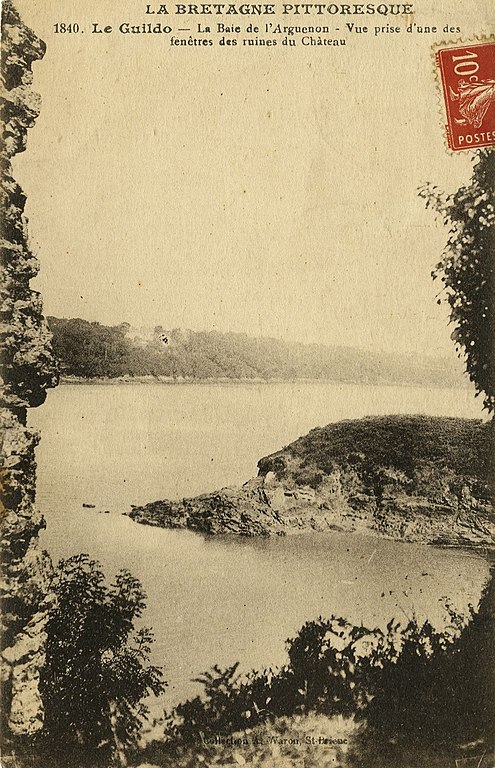 Carte postale ancienne Le Guildo - Baie de l'Arguenon prise d'une des fenêtres des ruines du château à Saint-Cast-le-Guildo