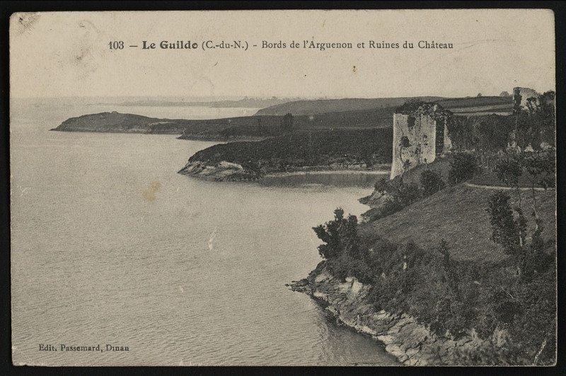 Carte postale ancienne Le Guildo - Bords de l'Arguenon et ruines du château à Saint-Cast-le-Guildo