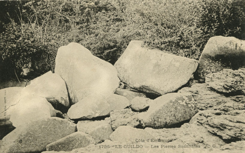 Carte postale ancienne Le Guildo - Pierres sonnantes à Saint-Cast-le-Guildo