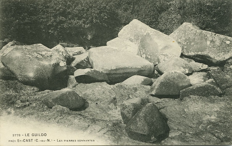 Carte postale ancienne Le Guildo - Pierres sonnantes à Saint-Cast-le-Guildo