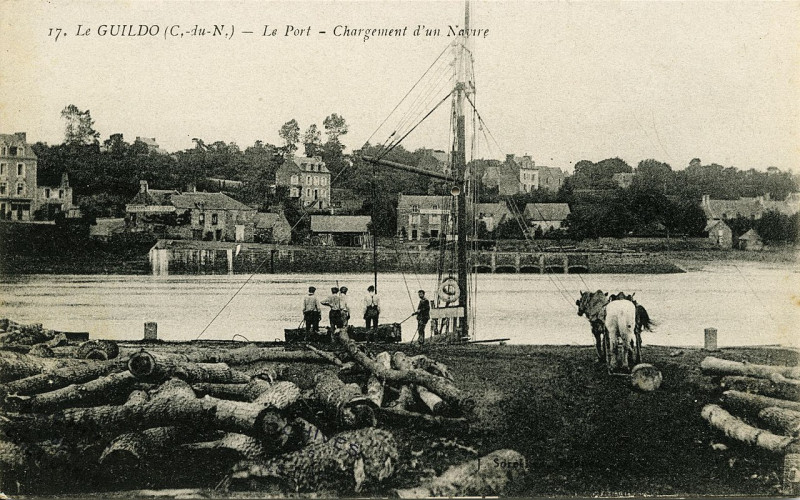 Carte postale ancienne Le Guildo - Port chargement d'un navire à Saint-Cast-le-Guildo