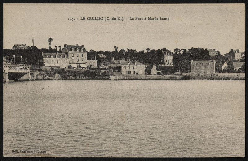 Carte postale ancienne Le Guildo - Port et chargement d'un navire à Saint-Cast-le-Guildo