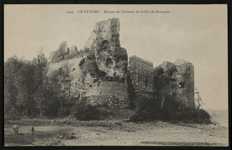 Carte postale ancienne Le Guildo - Ruines du château de Gilles de Bretagne à Saint-Cast-le-Guildo