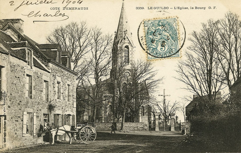 Carte postale ancienne Le Guildo - Eglise et bourg à Saint-Cast-le-Guildo
