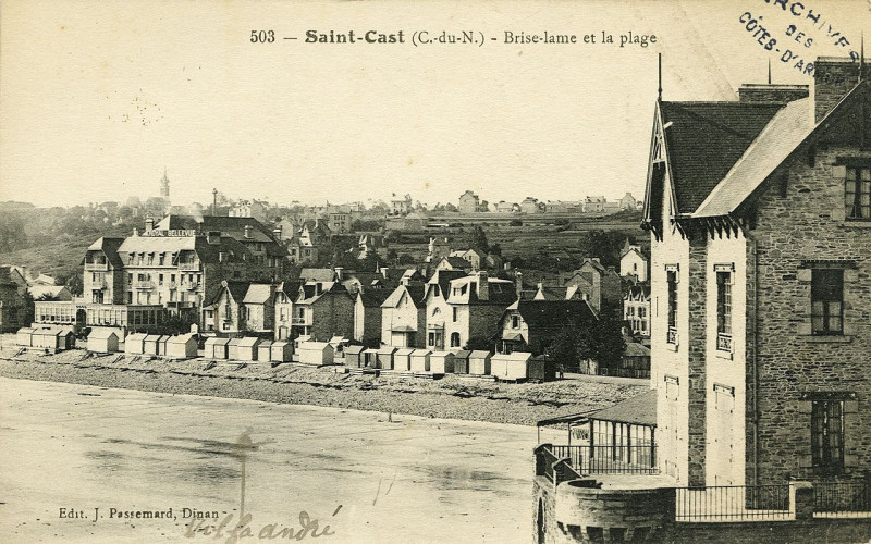 Carte postale ancienne Saint-Cast - Brise-lame et plage à Saint-Cast-le-Guildo