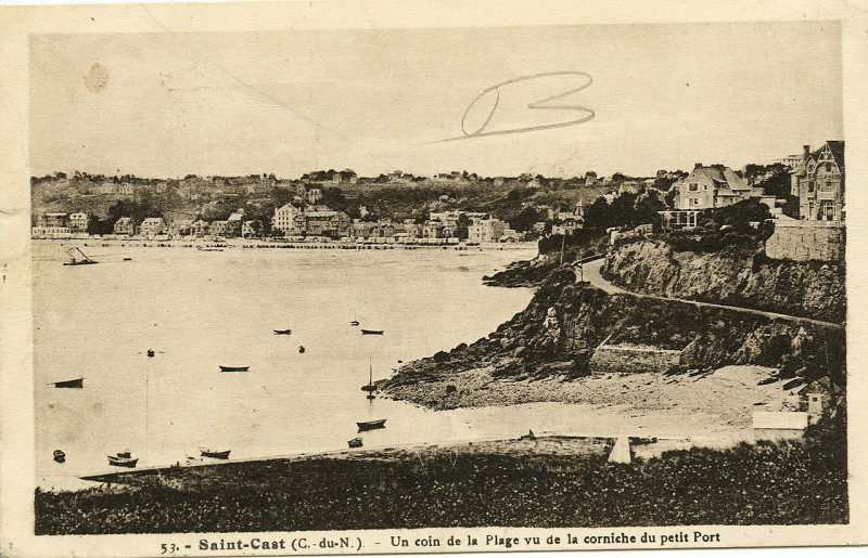Carte postale ancienne Saint-Cast - Coin de la plage vu de la corniche du petit port à Saint-Cast-le-Guildo