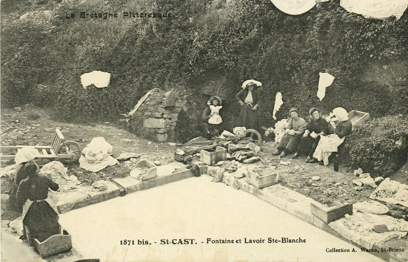 Carte postale ancienne Saint-Cast - Fontaine et lavoir Sainte-Blanche à Saint-Cast-le-Guildo