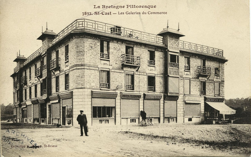 Carte postale ancienne Saint-Cast - Galeries du commerce à Saint-Cast-le-Guildo