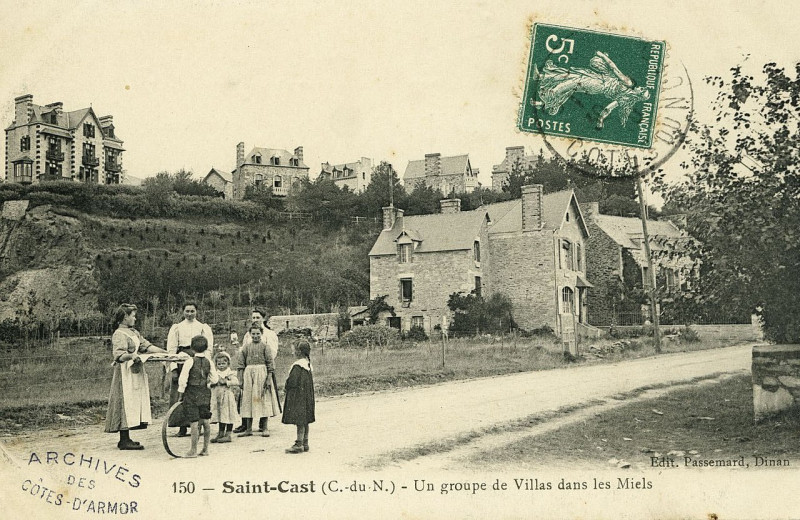 Carte postale ancienne Saint-Cast - Groupe de villas dans les Miels à Saint-Cast-le-Guildo