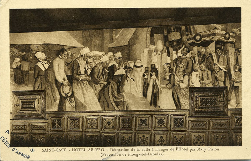 Carte postale ancienne Saint-Cast - Hôtel Ar Vro décoration de la salle à manger de l'hôtel à Saint-Cast-le-Guildo