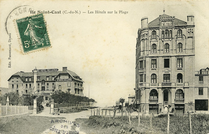 Carte postale ancienne Saint-Cast - Hôtels sur la plage à Saint-Cast-le-Guildo
