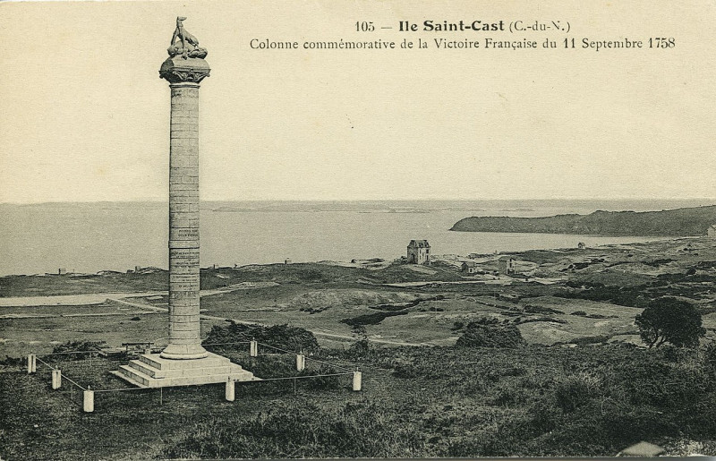 Carte postale ancienne Saint-Cast - Ile Saint-Cast colonne commémorative de la victoire française du 11 septembre 1758 à Saint-Cast-le-Guildo