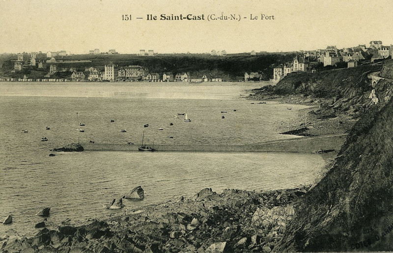 Carte postale ancienne Saint-Cast - Ile Saint-Cast port à Saint-Cast-le-Guildo