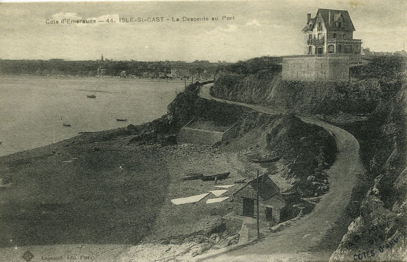 Carte postale ancienne Saint-Cast - Isle Saint-Cast descente au port à Saint-Cast-le-Guildo