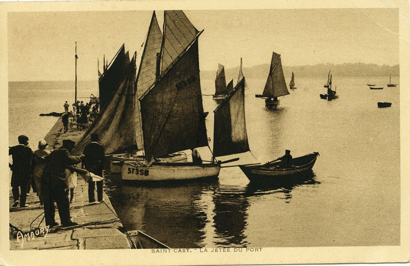 Carte postale ancienne Saint-Cast - Jetée du port à Saint-Cast-le-Guildo